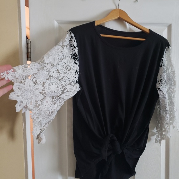 Black tie top with crocheted flower sleeves - Picture 2 of 3